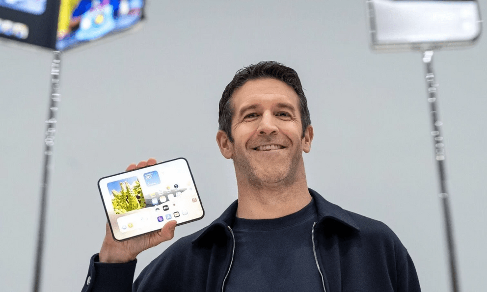 Tại sao CEO John Ternus là người giới thiệu iPhone Duo? Bằng sáng chế 15 năm trước hé lộ nguyên nhân