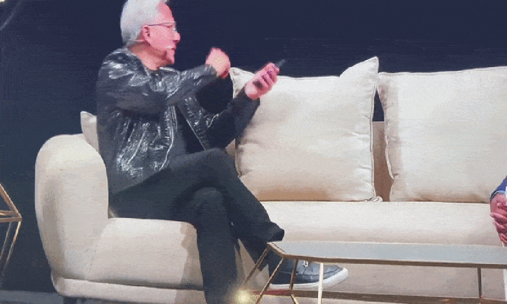 Đang phát biểu trên sân khấu, CEO NVIDIA Jensen Huang bất ngờ nhận cuộc gọi từ Tổng thống Trump, một tuyên bố khẩn được đưa ra
