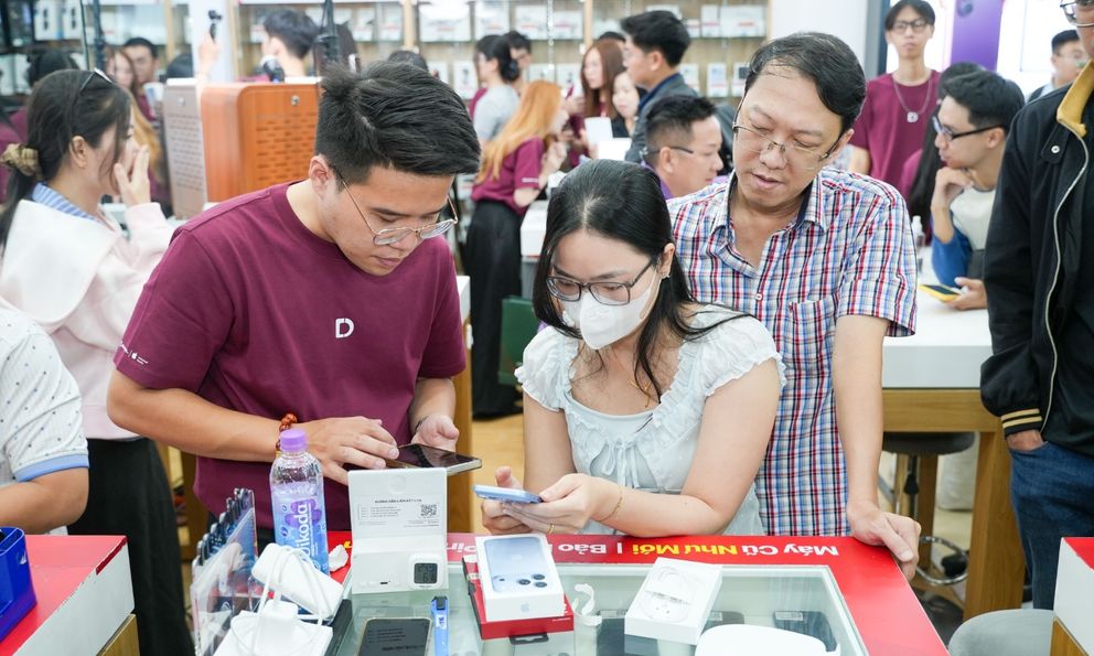 Chính thức mở bán iPhone 18 Pro series: Người Việt xếp hàng từ sáng sớm chờ nhận máy, bản 