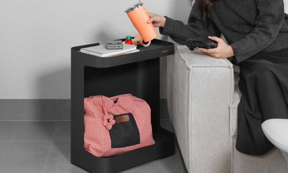 Tủ thép 2 tầng của HyperWork giấu bánh xe dưới chân đế, chui gọn gầm bàn làm việc mà vẫn chịu được tải tới 30 kg