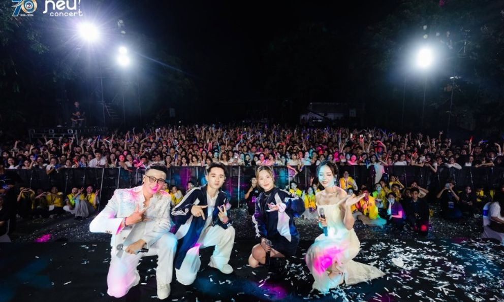 NEU Concert 2026 khép lại với màn song ca giữa Hương Tràm và sinh viên NEU