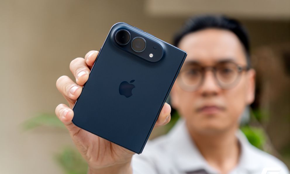 “Đập hộp” iPhone Duo chính hãng Việt Nam trước ngày giao hàng: điện thoại gập đầu tiên của Táo đóng gói ra sao?