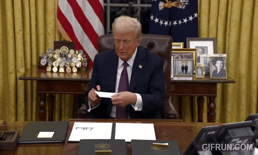 Đang ký sắc lệnh, ông Trump tìm thấy bức thư ghi số 47 trong ngăn bàn: Hé lộ nguồn gốc