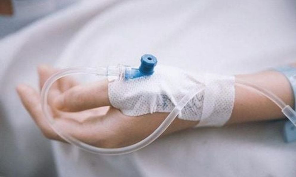 Có nhiều người theo đuổi nhưng cô gái 25 tuổi chẳng dám yêu ai: Lý do phía sau khiến bác sĩ xúc động