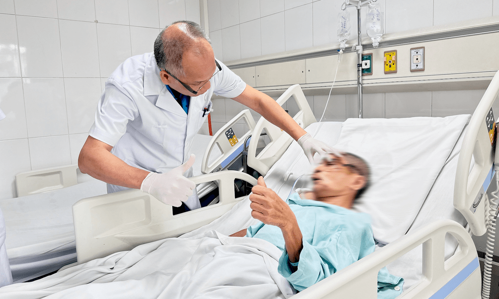 Kỳ tích y khoa: Ca mổ trong đêm “vá lại” gương mặt bị chấn thương nặng của người đàn ông Hà Nội