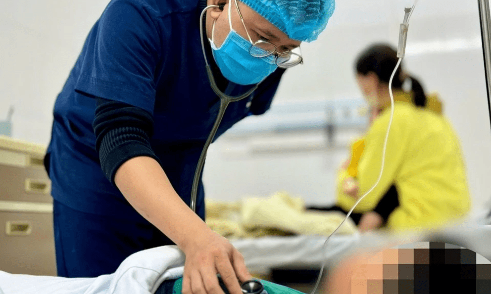 Căn bệnh đang bùng phát khiến người trẻ kiệt sức, trẻ nhỏ nhập viện hàng loạt, biến chứng phổi nhanh