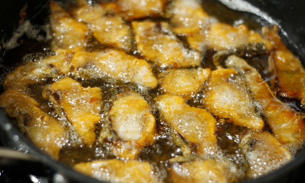 Cách rán cá vàng ruộm, giòn tan, thơm lừng không tanh: Ăn ai cũng phải  khen