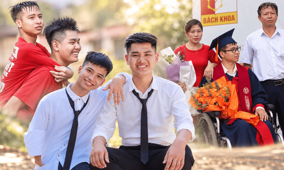 Chàng trai khuyết tật được bạn cõng đi học 10 năm: 3 lựa chọn sống và tấm bằng giỏi Bách khoa Hà Nội