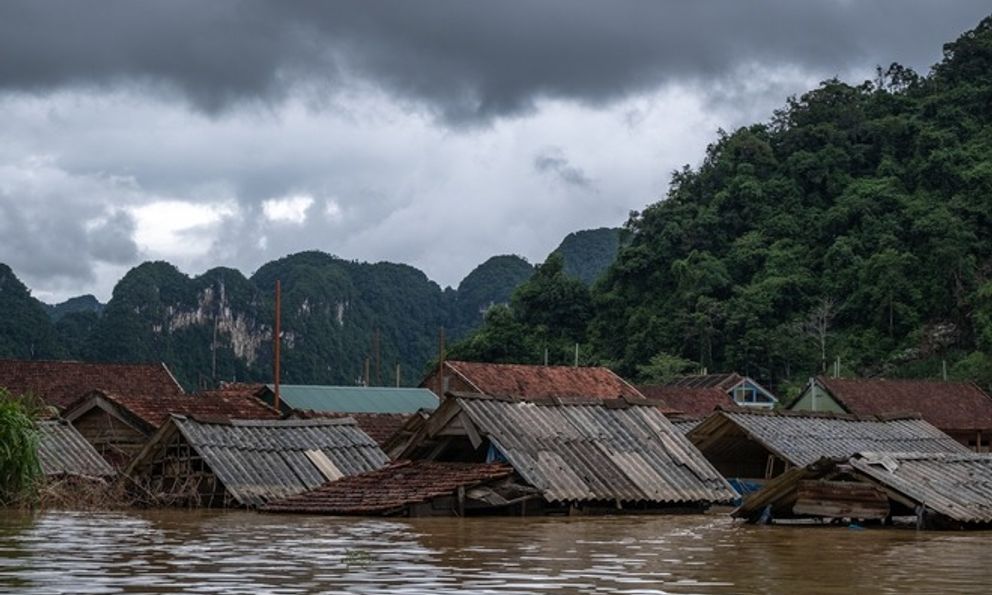 Những hình ảnh mới nhất nơi “rốn lũ” Quảng Bình: Hơn 400 nhà dân, chuồng trại ngập sâu trong lũ