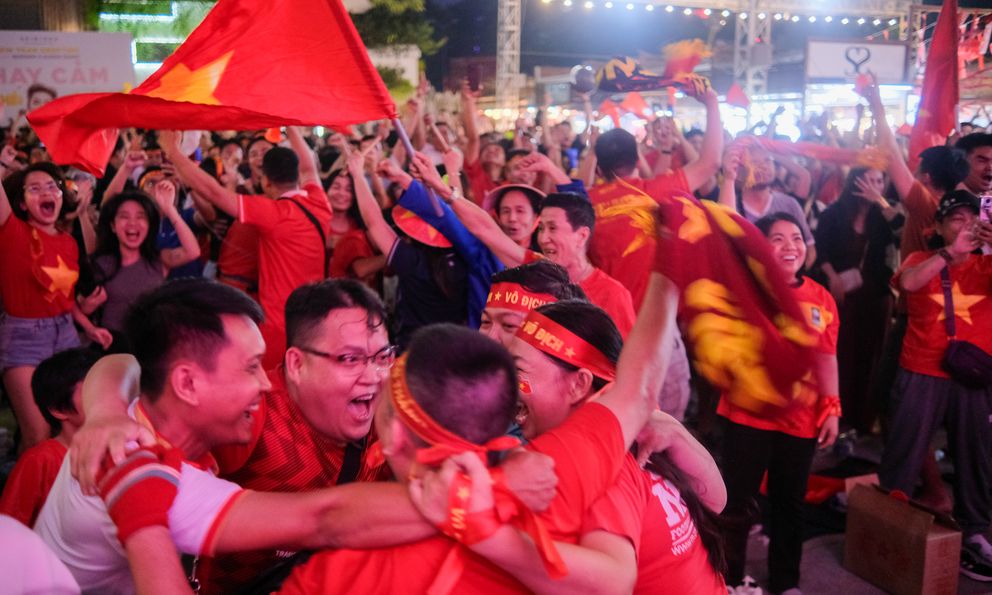 Việt Nam vô địch, người dân bắn pháo hoa ôm nhau đón giao thừa lần 2