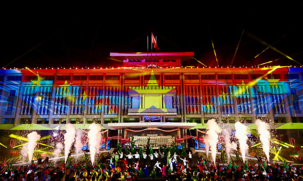 Đêm nay, người trẻ TP.HCM hướng về Dinh Độc Lập, vỡ oà cảm xúc khi chứng kiến “Bản Trường Ca Hoà Bình” thiêng liêng 