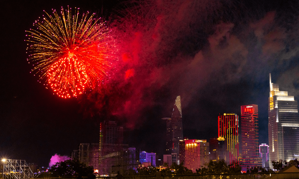 Hàng nghìn người đổ về trung tâm TP.HCM thưởng thức màn trình diễn pháo hoa rực rỡ chào mừng đại lễ 30/4: 