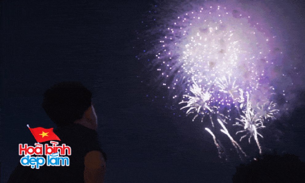 Chiêm ngưỡng đêm Hà Nội rực rỡ pháo hoa mừng đại lễ 30/4: Người dân ùn ùn kéo nhau đi xem, vui như đón Tết