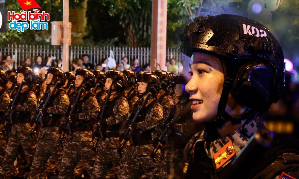 Toàn cảnh buổi sơ duyệt diễu binh, diễu hành tối 25/4 trên đường Lê Duẩn