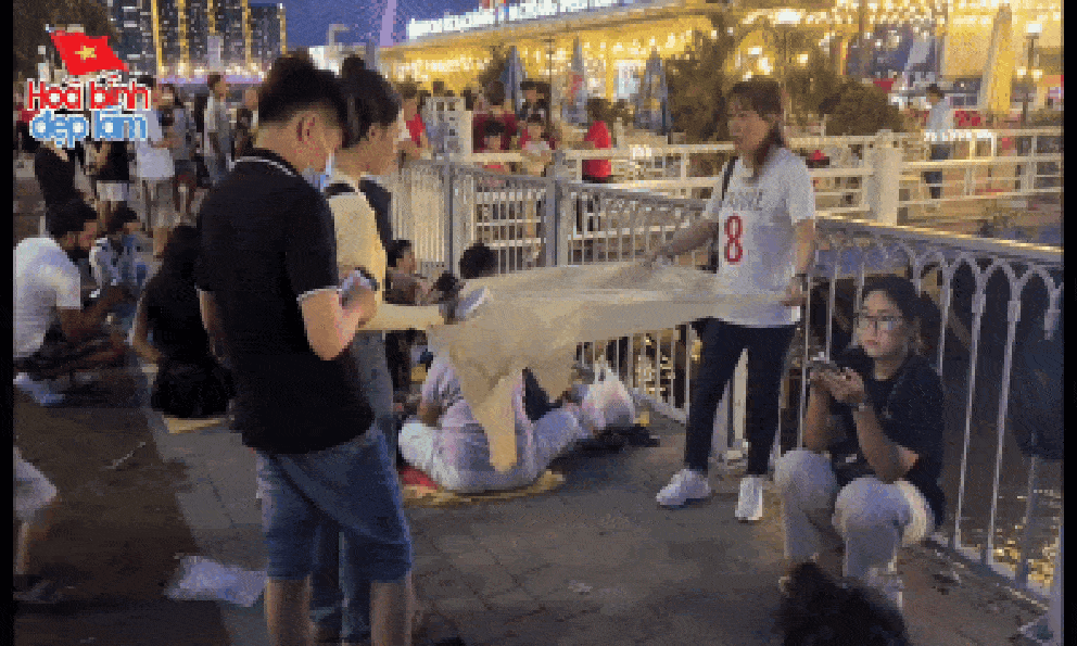 Giới trẻ rủ nhau mua bạt 10k/tấm, mang đồ ăn sẵn từ nhà để 
