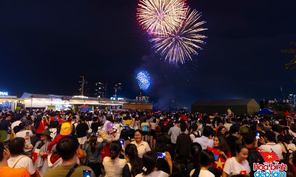 Pháo hoa đã rực sáng trên bầu trời TP.HCM tối 26/4: Nhiều người ở lại trung tâm để 
