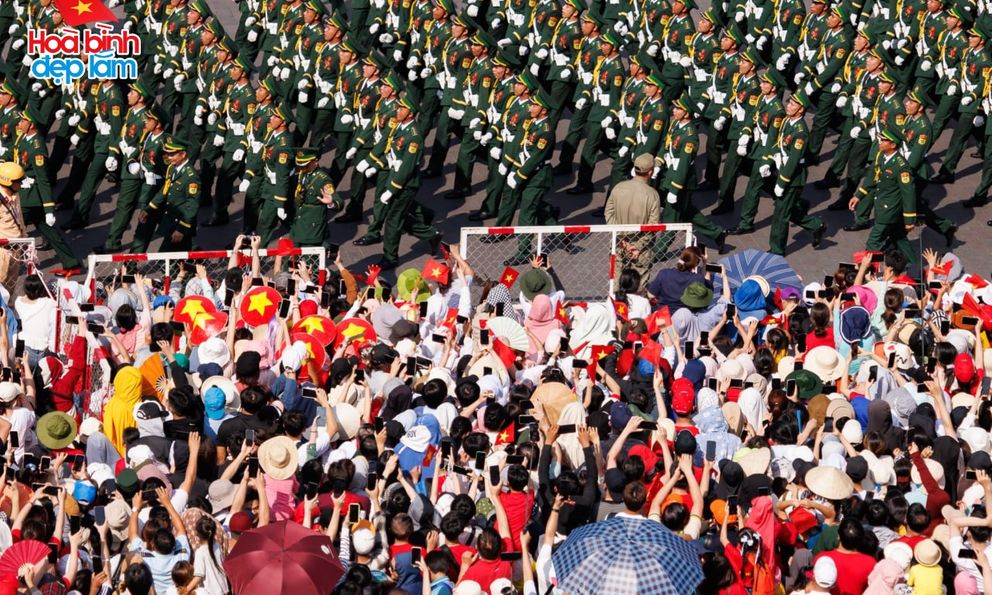 Kết thúc tổng duyệt sáng 27/4: Các khối diễu binh tỏa ra 4 hướng, đi giữa tiếng hò reo của người dân