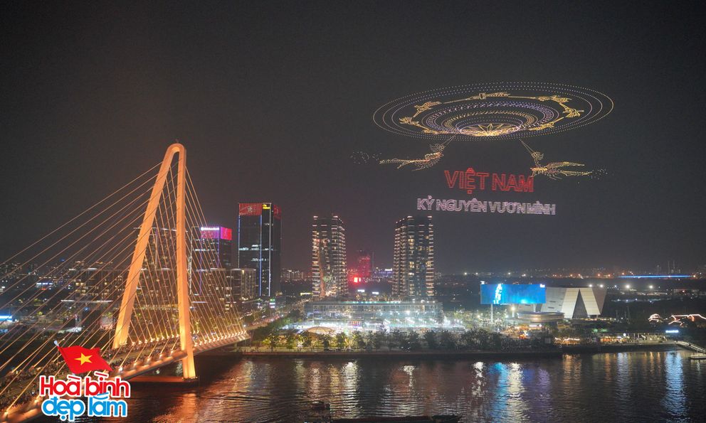 Cận cảnh 10.500 drone trình diễn mừng đại lễ 30/4 trên bầu trời TP.HCM