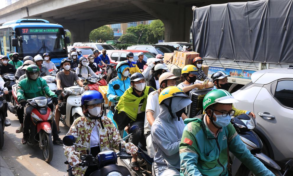 Ngày làm việc cuối cùng: Người dân ùn ùn rời Hà Nội về quê nghỉ lễ, nhiều tuyến đường bắt đầu đông nghẹt