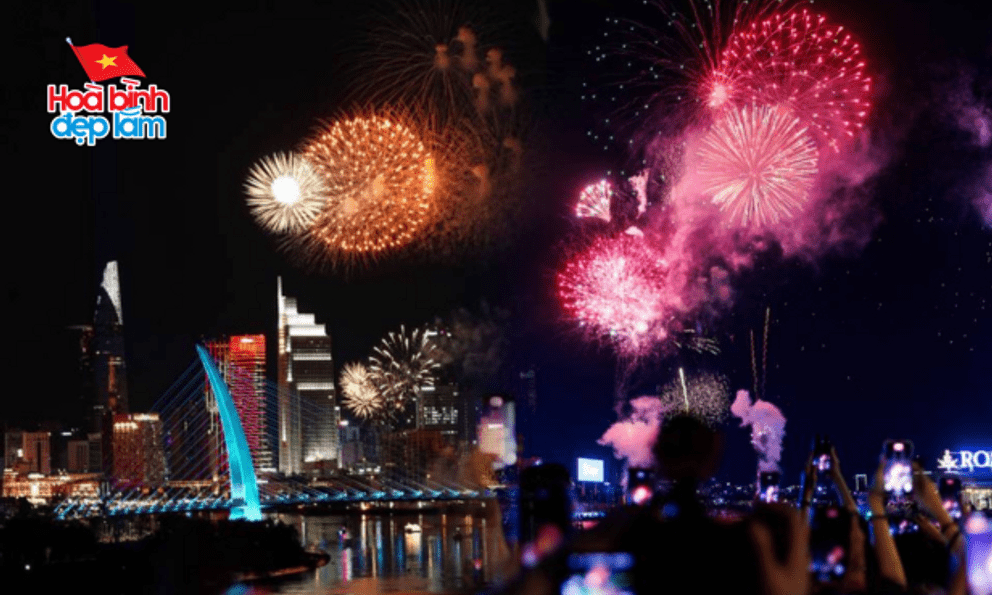 30 điểm bắn pháo hoa đồng loạt bừng sáng bầu trời TP.HCM đêm 30/4