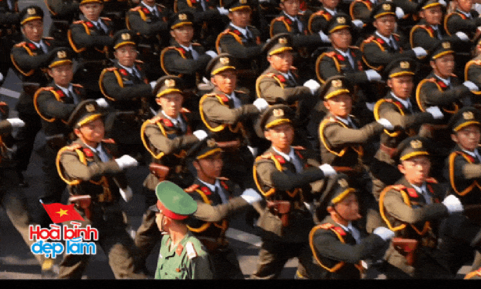 Đẹp sao cảnh tượng trùng trùng đoàn quân đi trong vòng tay nhân dân