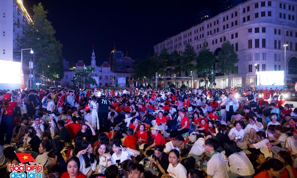 TP.HCM thật sự không ngủ: Hàng vạn người chung niềm háo hức chờ lễ diễu binh, diễu hành sáng 30/4