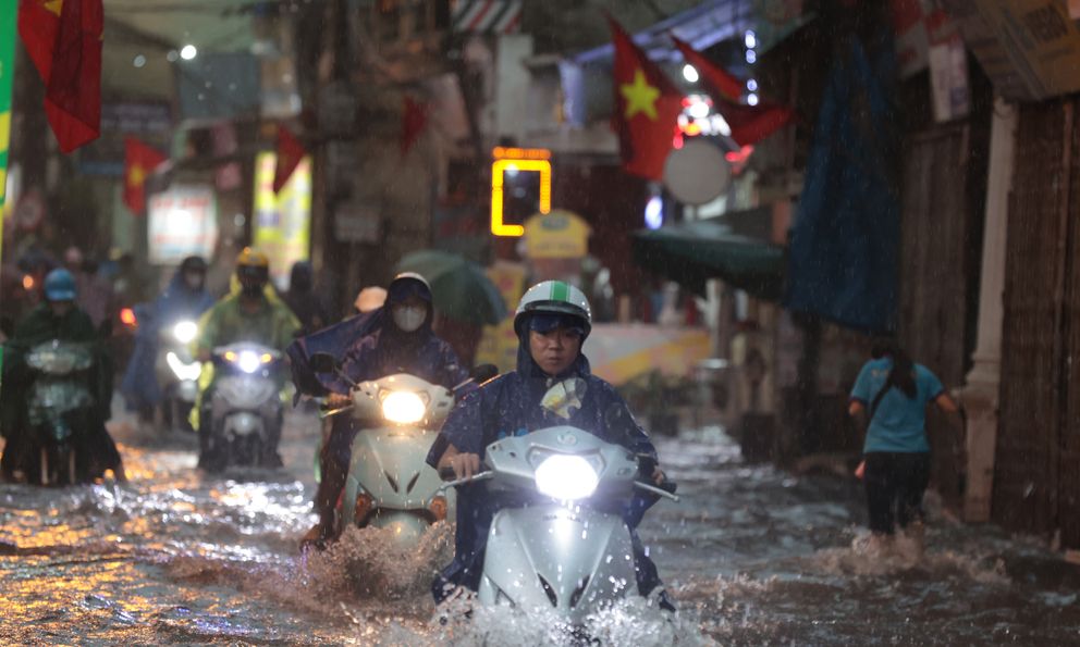  Mưa ngập lênh láng nhiều tuyến phố Hà Nội, dân công sở vất vả về nhà giờ tan tầm