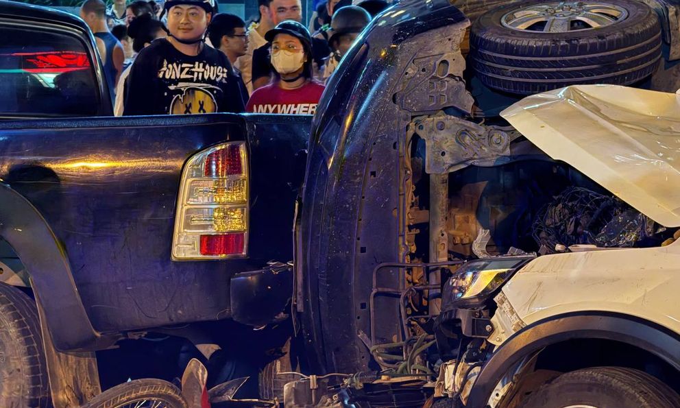 Hà Nội: Hiện trường kinh hoàng vụ ô tô tông liên hoàn 2 xe con và 5 xe máy khiến 1 người tử vong, nhiều người bị thương