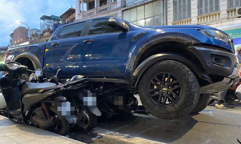 Hà Nội: Cận cảnh xe bán tải lao lên vỉa hè phố Khâm Thiên, chồm lên nhiều xe máy, người dân hoảng loạn