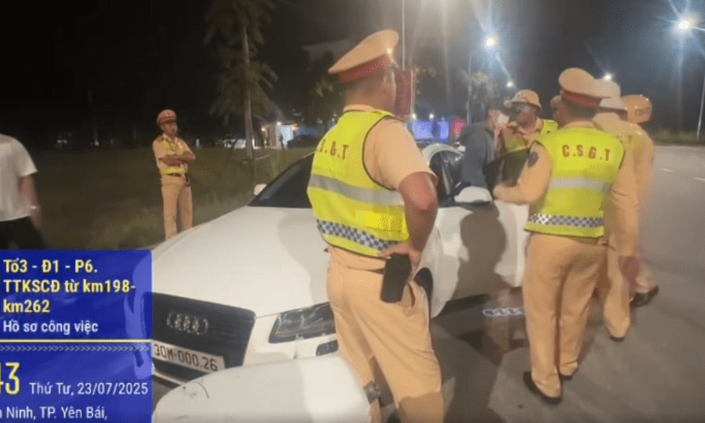 Cảnh sát giao thông dừng xe Audi, kiểm tra nhanh phát hiện Vũ Xuân B. dương tính với ma túy