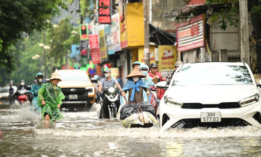 Toàn cảnh Hà Nội mưa như trút nước, 