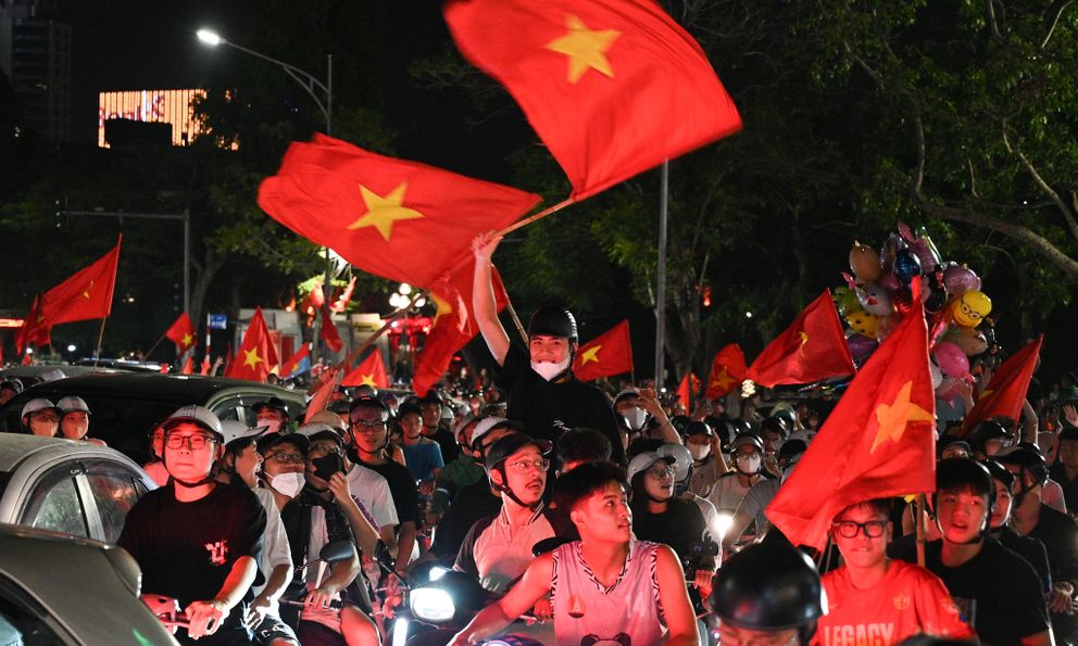 Cổ động viên đổ xô ra đường giữa đêm mừng lần thứ 3 xưng vương Đông Nam Á của U23 Việt Nam 