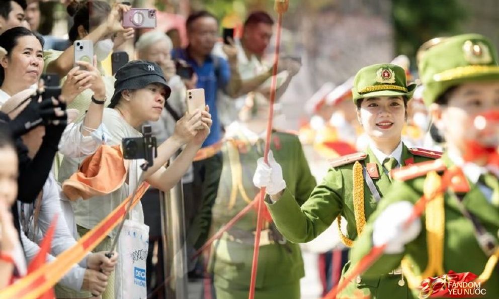 Sáng Hà Nội hào hùng với màn diễu hành quanh hồ Hoàn Kiếm, người dân nô nức 