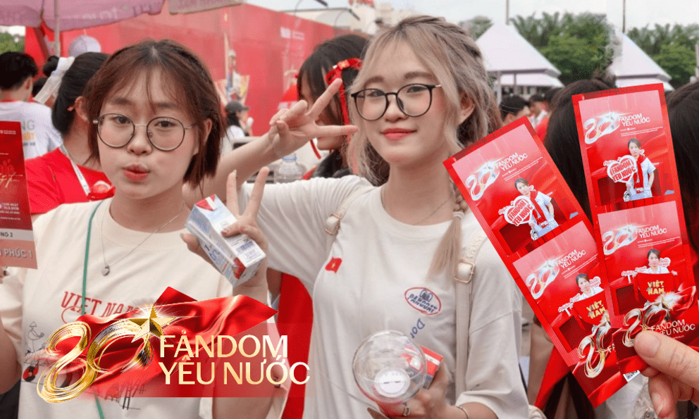 Ùn ùn kéo đến Booth Fandom Yêu Nước tại SVĐ Mỹ Đình, săn bằng được combo khăn - túi - áo hot nhất lúc này
