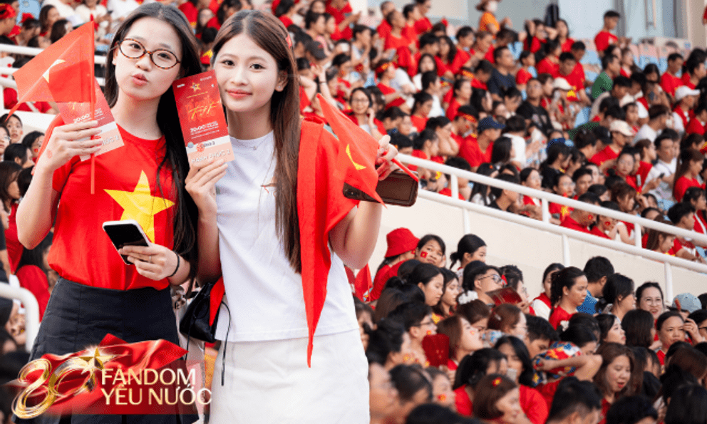 Loạt gái xinh nổi bần bật giữa concert, 50.000 người lập 