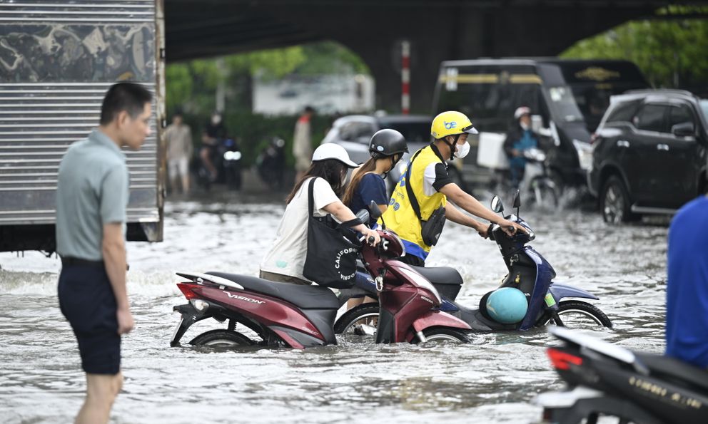 Chưa hết ngập, Hà Nội lại mưa rào rào giờ tan tầm