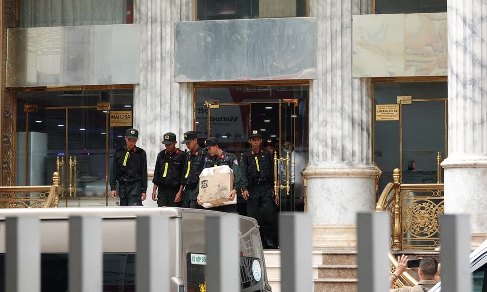 Công an thu giữ nhiều thùng tài liệu từ toà nhà thẩm mỹ viện Mailisa TP.HCM