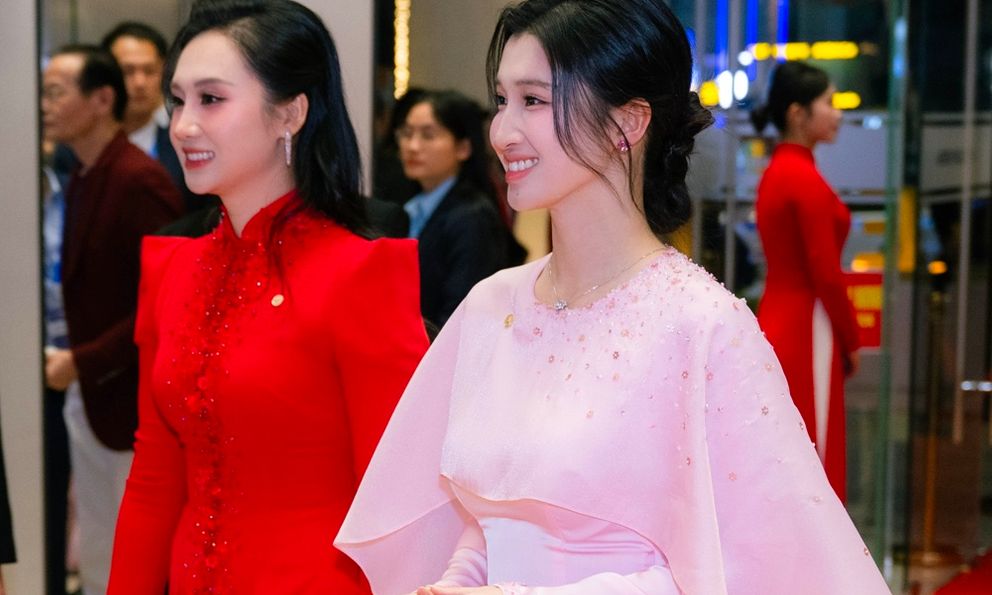 Á hậu Phương Nhi và chị dâu Bùi Lan Anh đọ sắc trong một khung hình: Con dâu nhà tỷ phú quá đẹp!