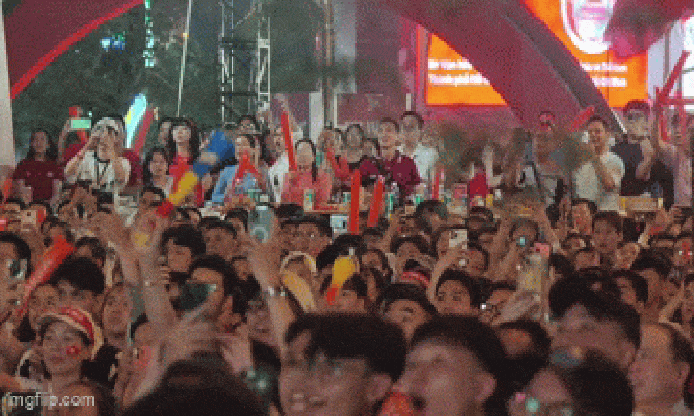 Cảnh tượng lâu rồi mới thấy trên phố đi bộ Nguyễn Huệ!