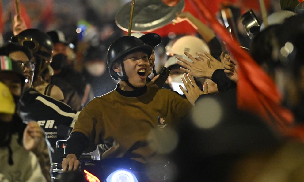  Việt Nam vô địch: Đường phố vui như Tết rồi nè!