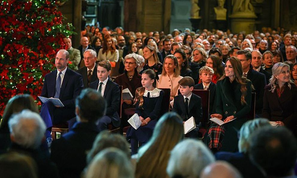 Không khí Giáng sinh trên toàn thế giới: Hoàng gia Anh là tâm điểm chú ý khi 3 nhóc tì xuất hiện cùng cha mẹ