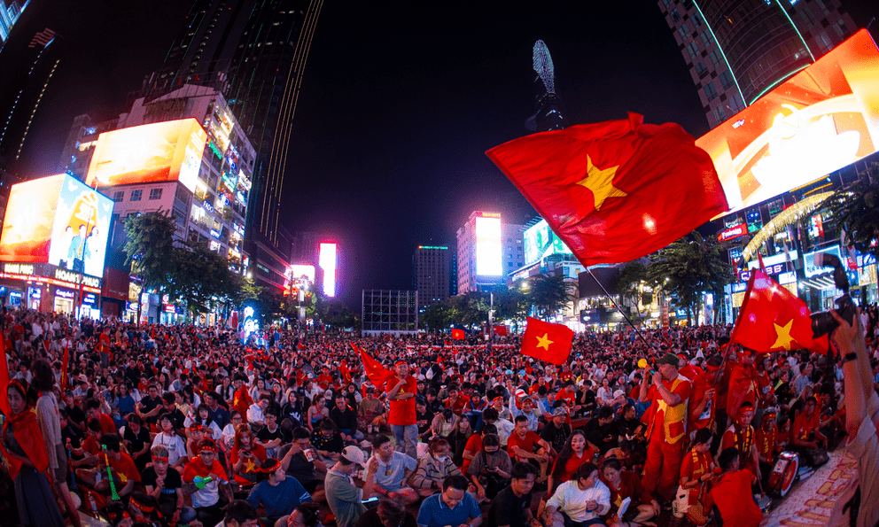 Bao lâu rồi mới thấy lại cảnh này, phố đi bộ Nguyễn Huệ 