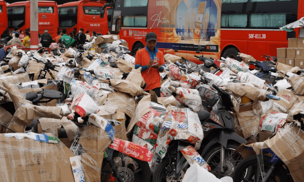 Cảnh tượng ở bến xe miền Tây chiều 26 Tết!