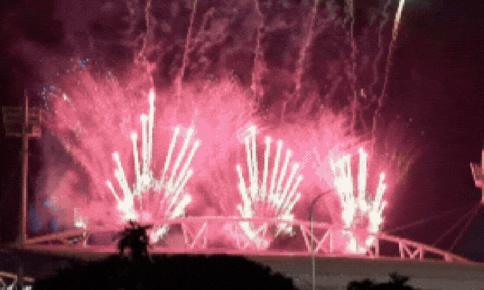 Người dân Hà Nội đội mưa xem pháo hoa tại SVĐ Mỹ Đình tối 28/4