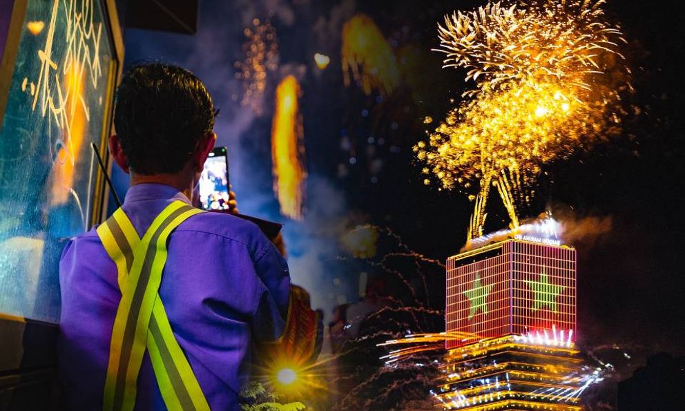 Rực rỡ pháo hoa trên bầu trời TP.HCM đêm 30/4