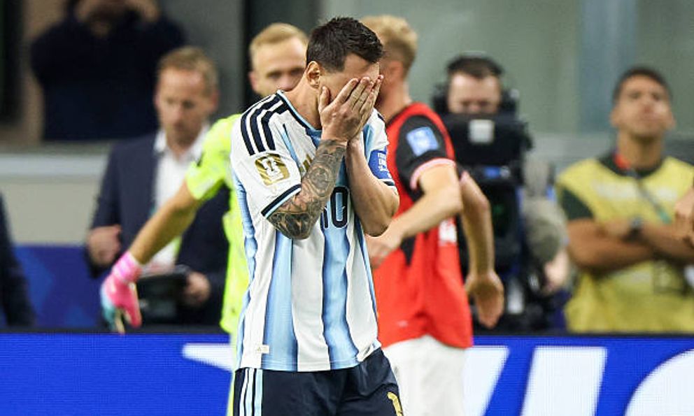 Quá căng thẳng: Messi đá hỏng penalty