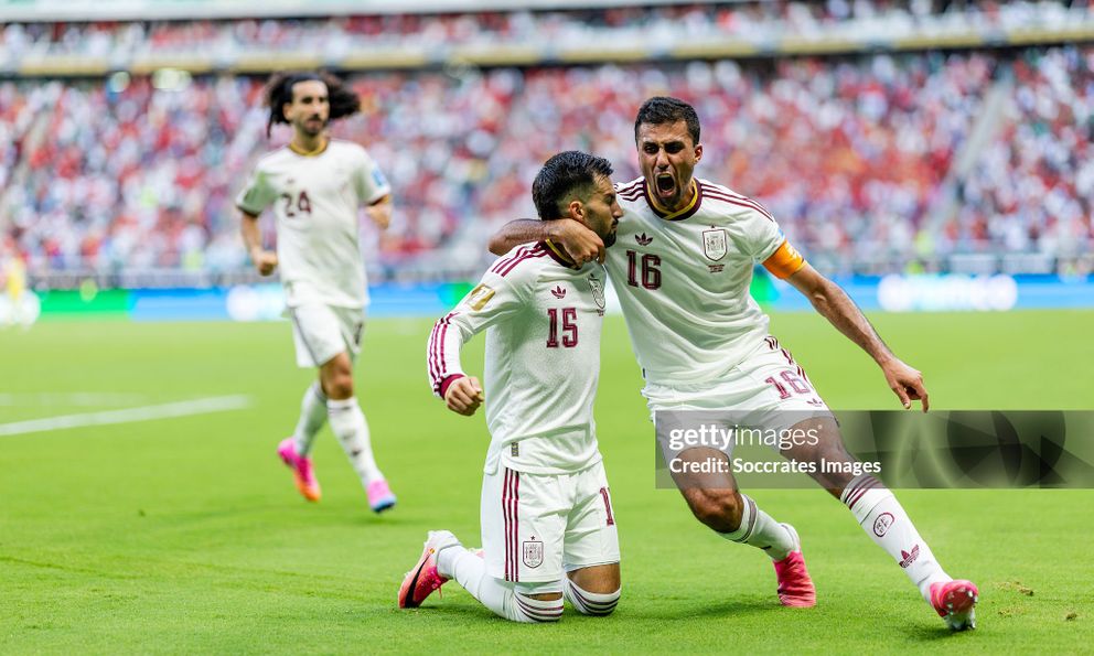 Tây Ban Nha giành vị trí nhất bảng với chiến thắng thuyết phục 1-0, tiễn Uruguay về nước