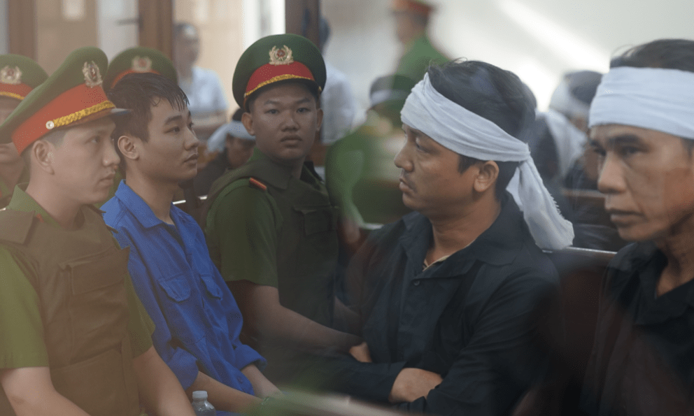 Xét xử vụ án khiến 3 mẹ con tử vong ở Đồng Nai: Bị cáo được áp giải đến tòa, người nhà nạn nhân ngồi lặng