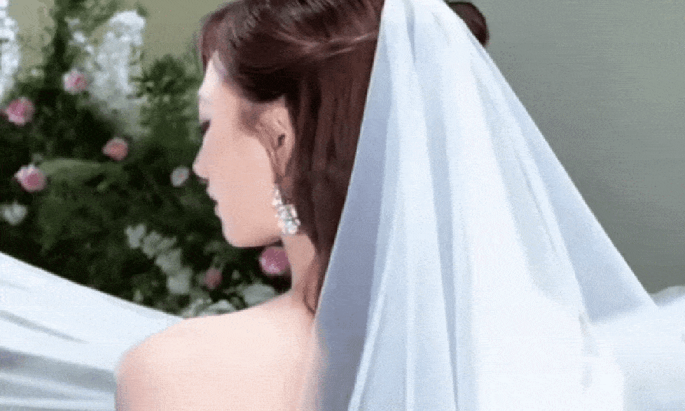 Cô bé Cà Mau bán xôi phụ mẹ bất ngờ lọt đề cử đẹp nhất thế giới