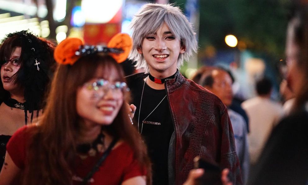 TP.HCM tối Halloween: Mưa vừa ngớt người người đã đổ ra phố, chật kín Nguyễn Huệ và Bùi Viện